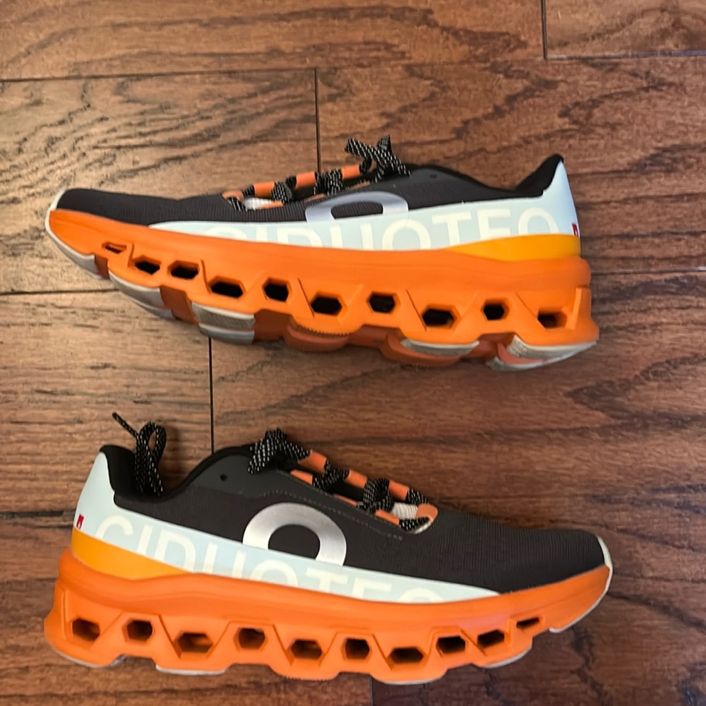 MENS 9.5 ON RUNNING SHOES